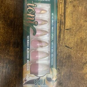 Iconic Almond Medium False Nails